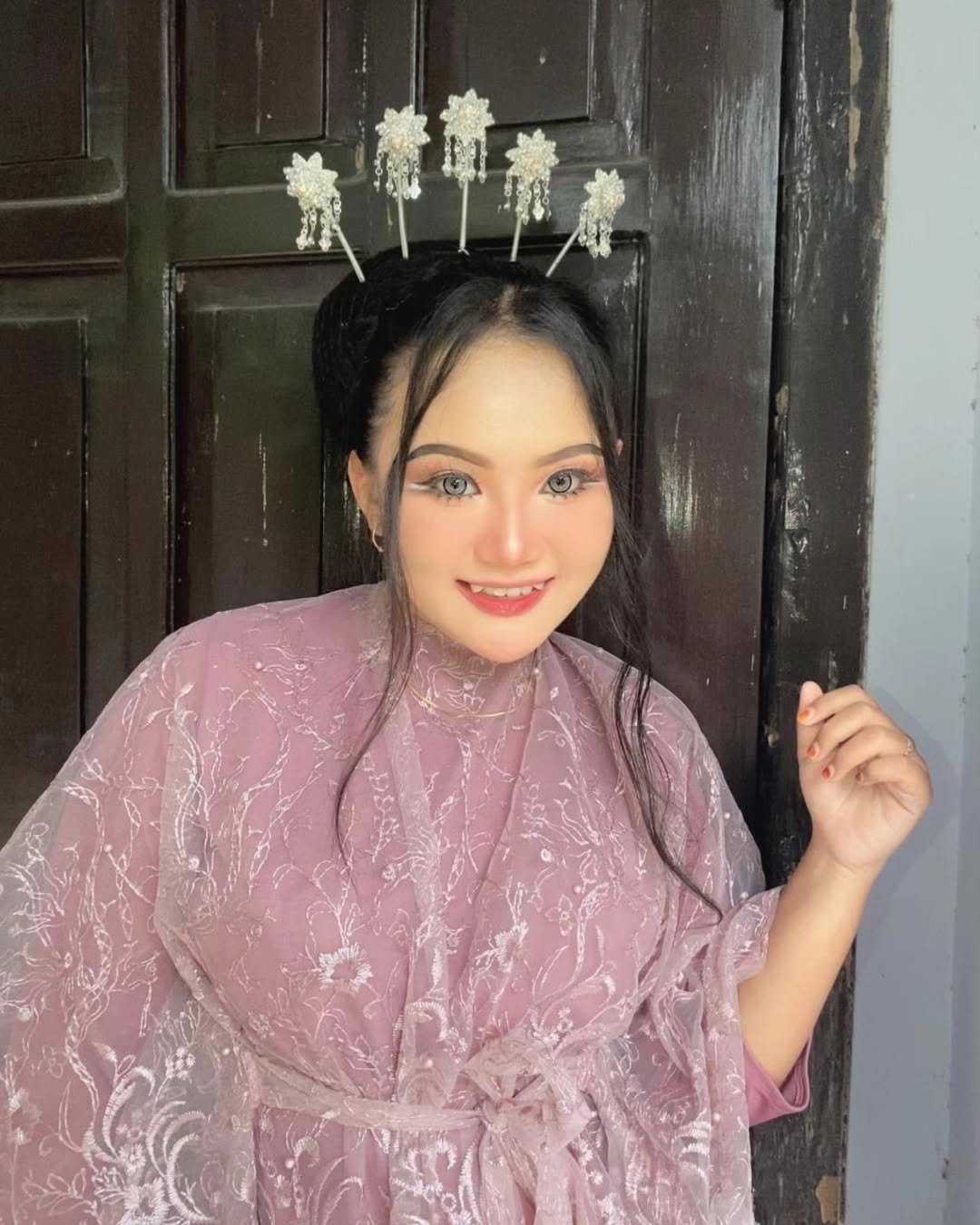 Tampilan Glamor untuk Momen Undangan Istimewa